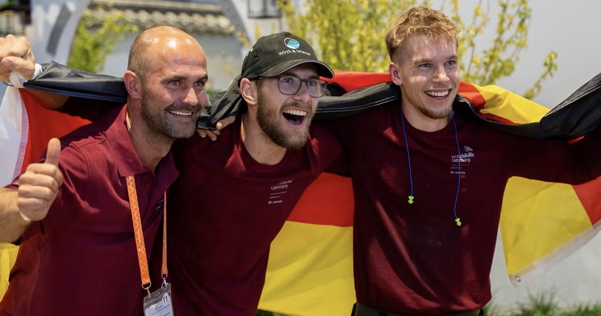 Marc-Aurel und Lennard jubeln mit ihrem Trainer unter der Deutschlandfahne